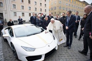 Папе римскому подарили уникальный Lamborghini, который он сразу решил продать