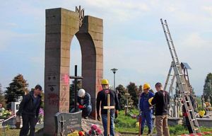 Разрушенный памятник УПА пригодился при мощении дороги в Польше
