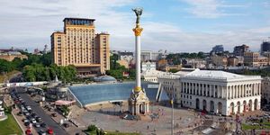 Как украинцы реагируют на флаг россии в центре киева