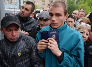 Тысячи украинцев штурмуют границу с ЕС