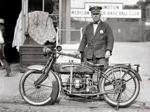 Мотоциклисты на снимках американских фотографов первой половины ХХ-го века