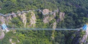 В Китае открылся самый длинный в мире стеклянный мост