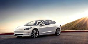 Она из будущего. Тест-драйв Tesla Model 3, которую привезут в Россию