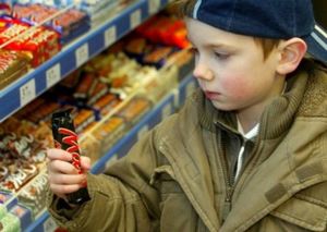 Голодомор, говорите? В киевских маркетах дети просят купить вместо конфет хлеб и белое маслице