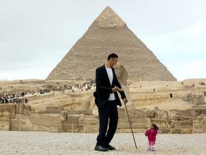 В Каире встретились самый высокий человек в мире и самая маленькая женщина