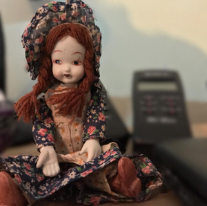 В Корнуолле любители паранормальных явлений пытаются раскрыть тайну одержимой куклы