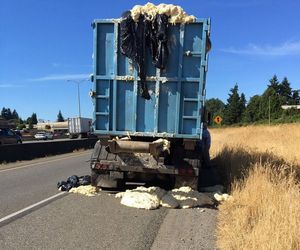 Вспухшее в кузове грузовика тесто чуть не привело к массовому ДТП
