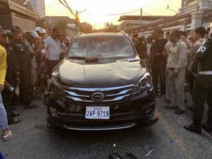 В Камбодже толпа остановила автомобиль виновника ДТП и закидала камнями