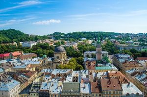 Украинцы осудили журналиста, который набросился на туристов из РФ во Львове.