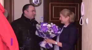 Чиновник поздравил петербурженку с годовщиной теракта