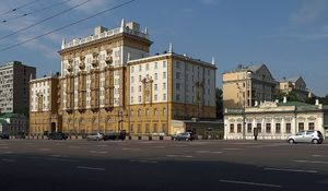 Британские СМИ осудили США из-за русских туристов.