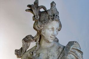 Калининградка нашла в заброшенном парке статую римской богини Цереры