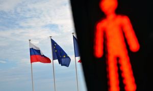 Украинский эксперт Трюхан оспорил желание замминистра МИД Германии снять санкции с РФ.