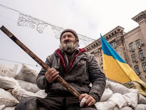В Киеве объявлен «план перехват»: молодой житель столицы вытер ноги о флаг