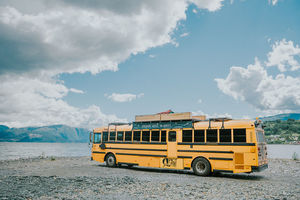 Семья превратила старый школьный автобус в хостел на колесах