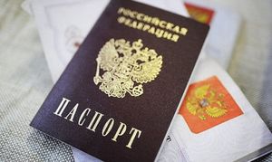 «рванули безвозвратно»: зачем тысячи украинцев ринулись за паспортами в рф
