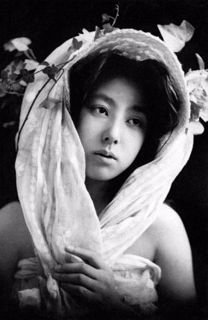 Гейши без кимоно: 18 студийных фотографий молодых гейш в непривычных образах