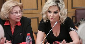 Сбежавшая Максакова обвинила собственного сына за концерт в Крыму: стыдно за него