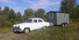Мужчина из Воронежа построил дом на колесах, чтобы жить около озера