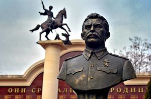 Почему нам нужно ставить памятники Сталину
