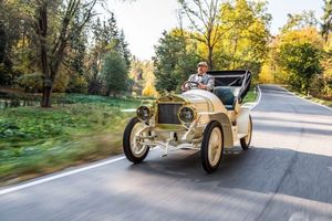 Компания Skoda восстановила 110-летний спортивный автомобиль