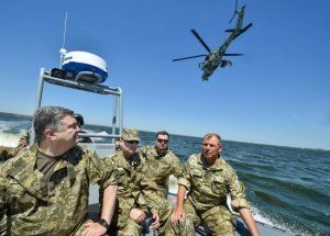 Выслуживается перед Западом: Порошенко лично отдал приказ кораблям ВМСУ пересечь границу с Россией