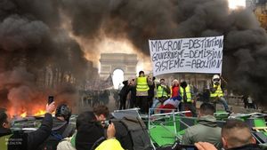 «Позор тем, кто атаковал полицию»: итоги топливных протестов во Франции – отставки Макрона не будет