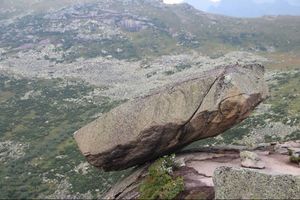 600-тонный Висячий камень в Красноярском крае