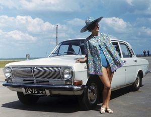 Ностальгический тур по СССР: гламурная реклама легендарных советских автомобилей