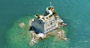 Уникальная башня Scola в Италии, построенная в 17 веке посреди моря