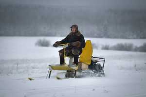 Пенсионер в Вятской деревне собрал аэросани, снежный трактор и мотодельтап