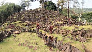 Геологи нашли загадочную древнюю пирамиду в лесах Индонезии
