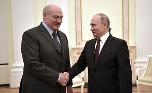 Лукашенко по просьбе Путина подарил ему четыре мешка картошки