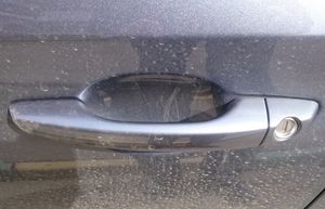 Не хуже, чем на СТО: автомобильный мастер показал методику удаления царапин вокруг дверной ручки