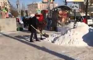 В Челябинске появились фейковые чиновники, которые вышли чистить снег
