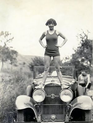 Очаровательные фотографии "крутых" девушек со своими машинами в 1920-х годах