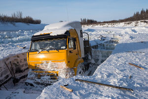 "Месяц вымораживал машину из льда": как живут дальнобойщики на Крайнем Севере