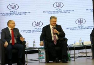 Порошенко появился с бутылкой на людях