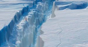 Трещина в леднике Бранта: как рождаются айсберги