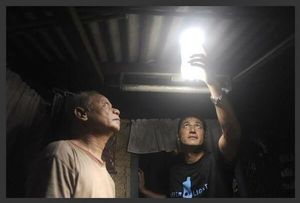 "Литр света": как ПЭТ бутылка и литр воды освещают тысячи домов без электричества