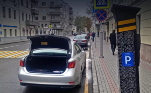 Зачем некоторые водители открывают багажник у припаркованного автомобиля