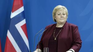 "Вот вам и крики феминисток": В соцсети обсудили, как премьер Норвегии радостно схватила букет от российских чиновников (Видео)
