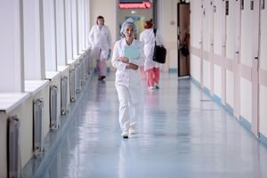 СМИ выяснили, что в трети российских больниц зарплаты ниже средних по региону