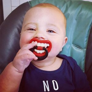 Смешные пустышки для младенцев набирают популярность в Instagram