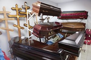 В российских больницах запретят торговать похоронными принадлежностями