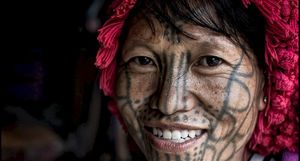 Зачем женщинам Бирмы наносили на лицо татуировки