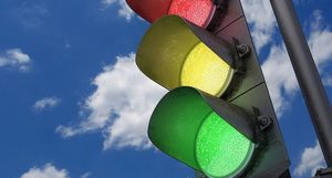 Почему сигналы светофора имеют именно красный, желтый и зеленый цвета