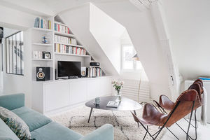 Белая мансардная квартира с голубым диваном в Париже