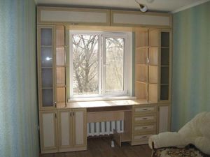 Шкафы вокруг окна, это удобно и экономит пространство в комнате