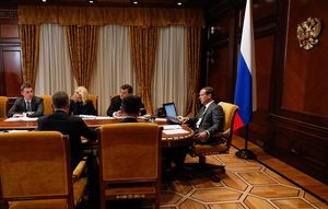 Медведев обвинил чиновников в разгильдяйстве при выполнении поручений президента и кабмина